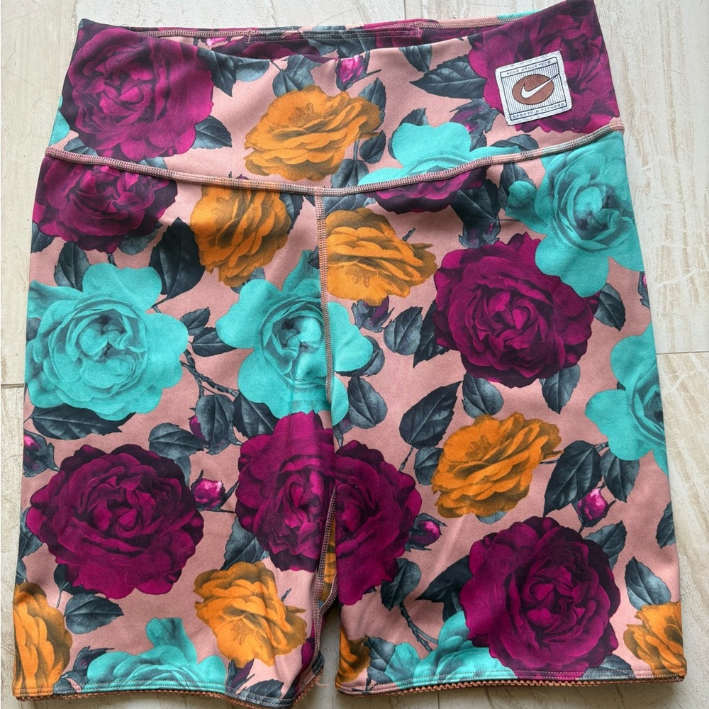 Nike One Icon Clash Women's Mid-Rise Printed Training Shorts Dri-Fit size Medium